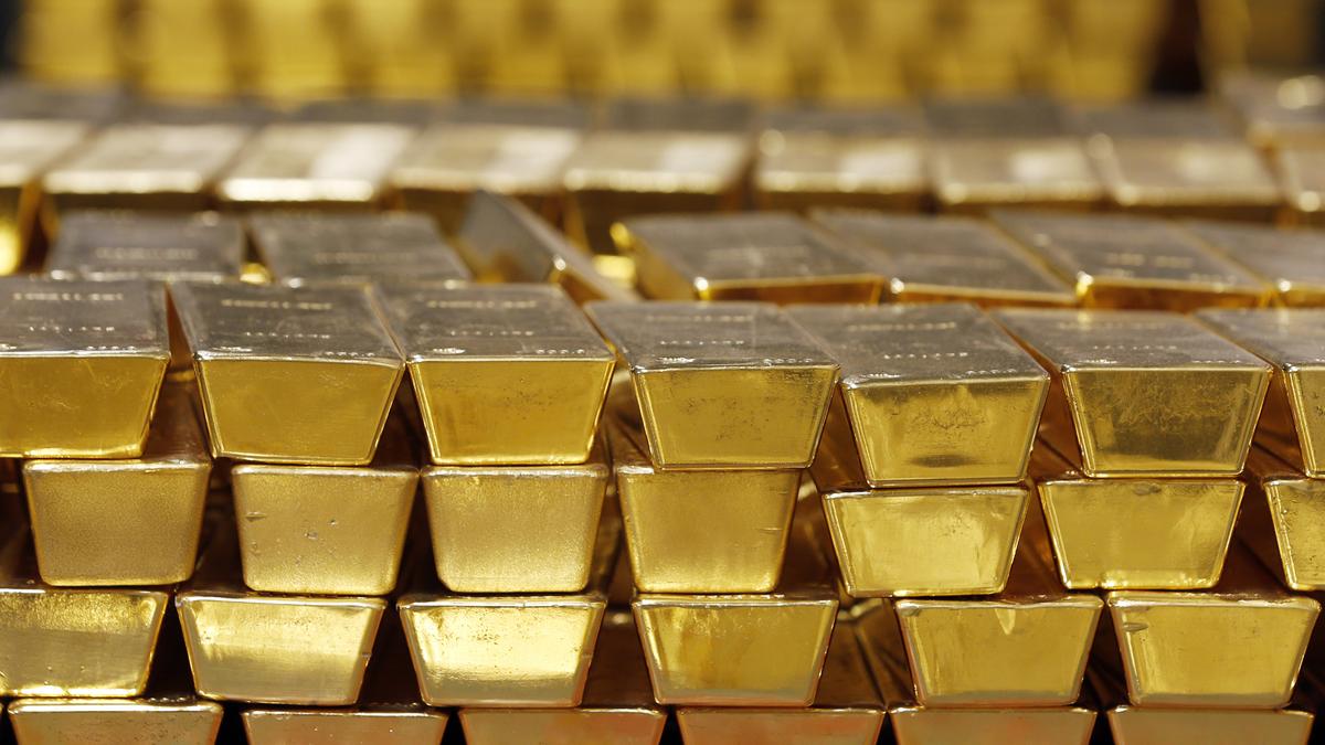 Gold futures decline on weak global cues