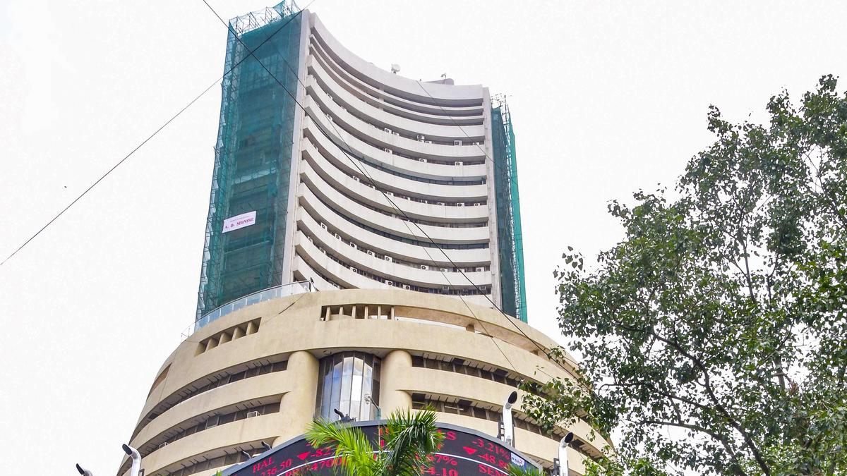 Stock markets close lower for 2nd day, IT stocks, weak global trends drag