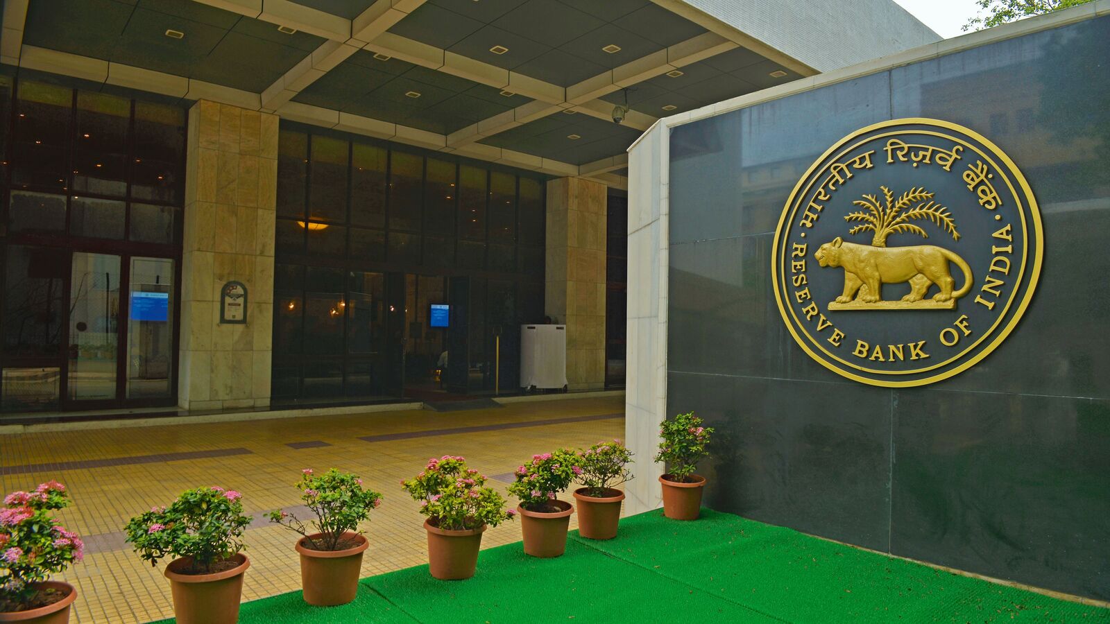 Deploy a prudent macroeconomic strategy supported by robust institutions