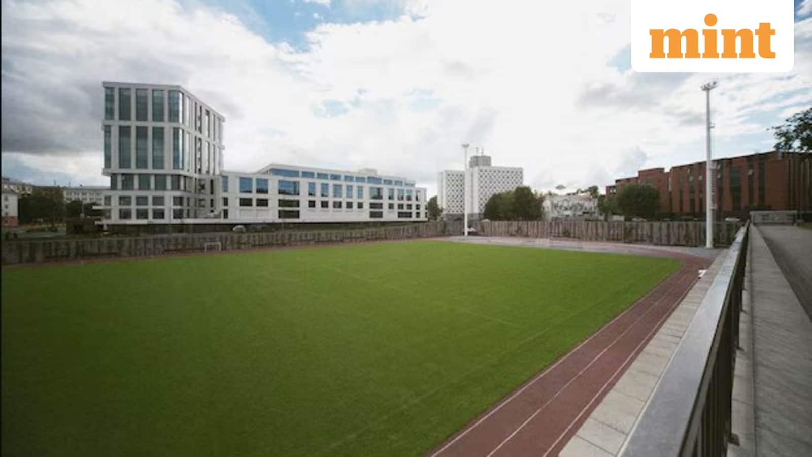 Katy Perry goes unnoticed by Scotlands soccer coach as his team shares a hotel with pop star