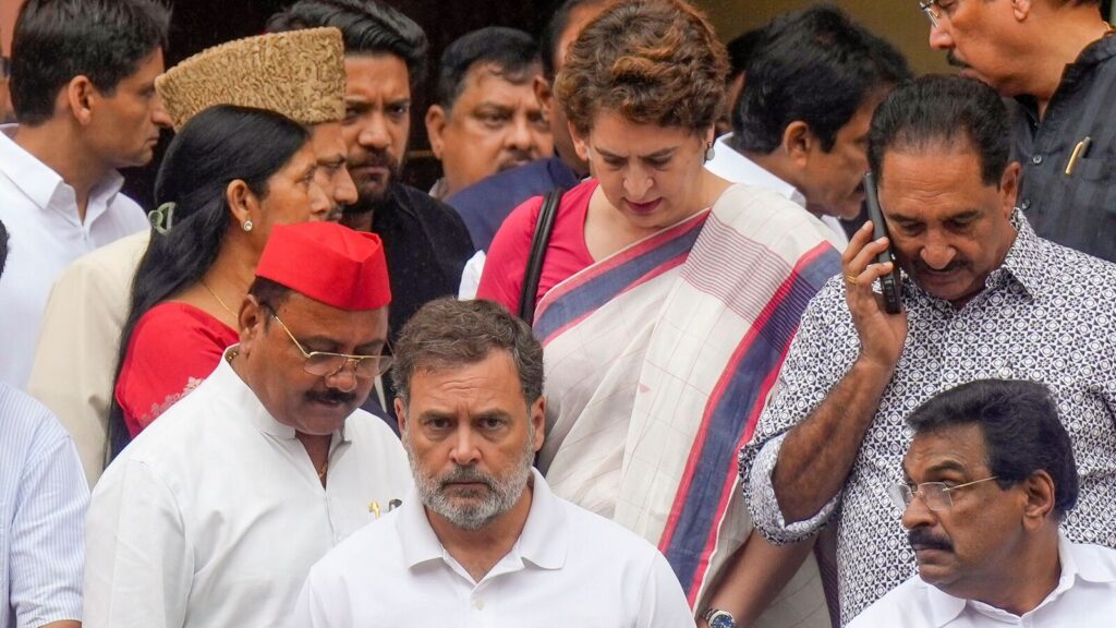 Rahul Gandhi, Priyanka Vadra protest outside PM house, demand resignations over CJP crackdown | Watch Video